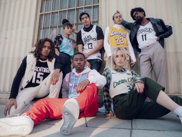 tampil sporty bisa banget pakai jersey klub basket nih bro. berikut cara mix and match yang bisa cocok dengan diri lo!